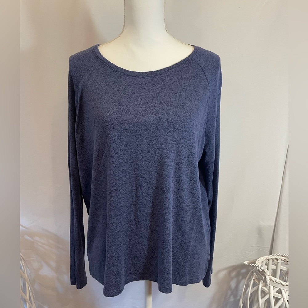 Old Navy Ladies Medium Navy lightweight sweater. Everyday casual wear
